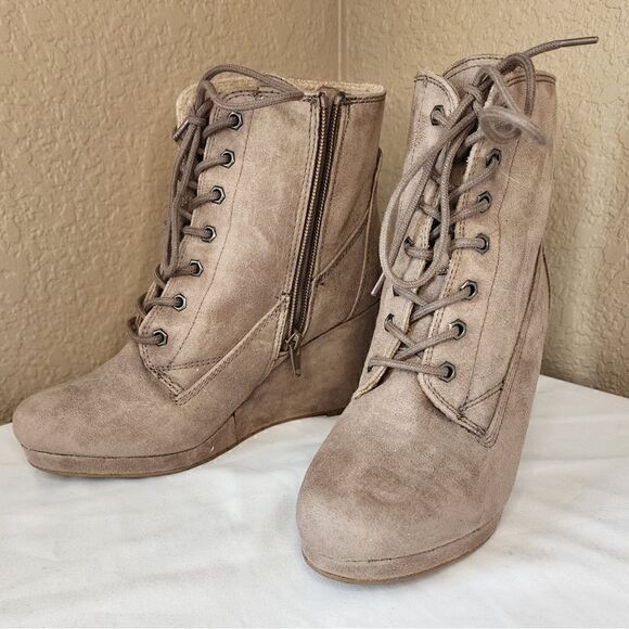 Report- Women’s Tan Poet Shearling Lined Lace-up Size Zip Booties, Size 7 - Picture 2 of 13